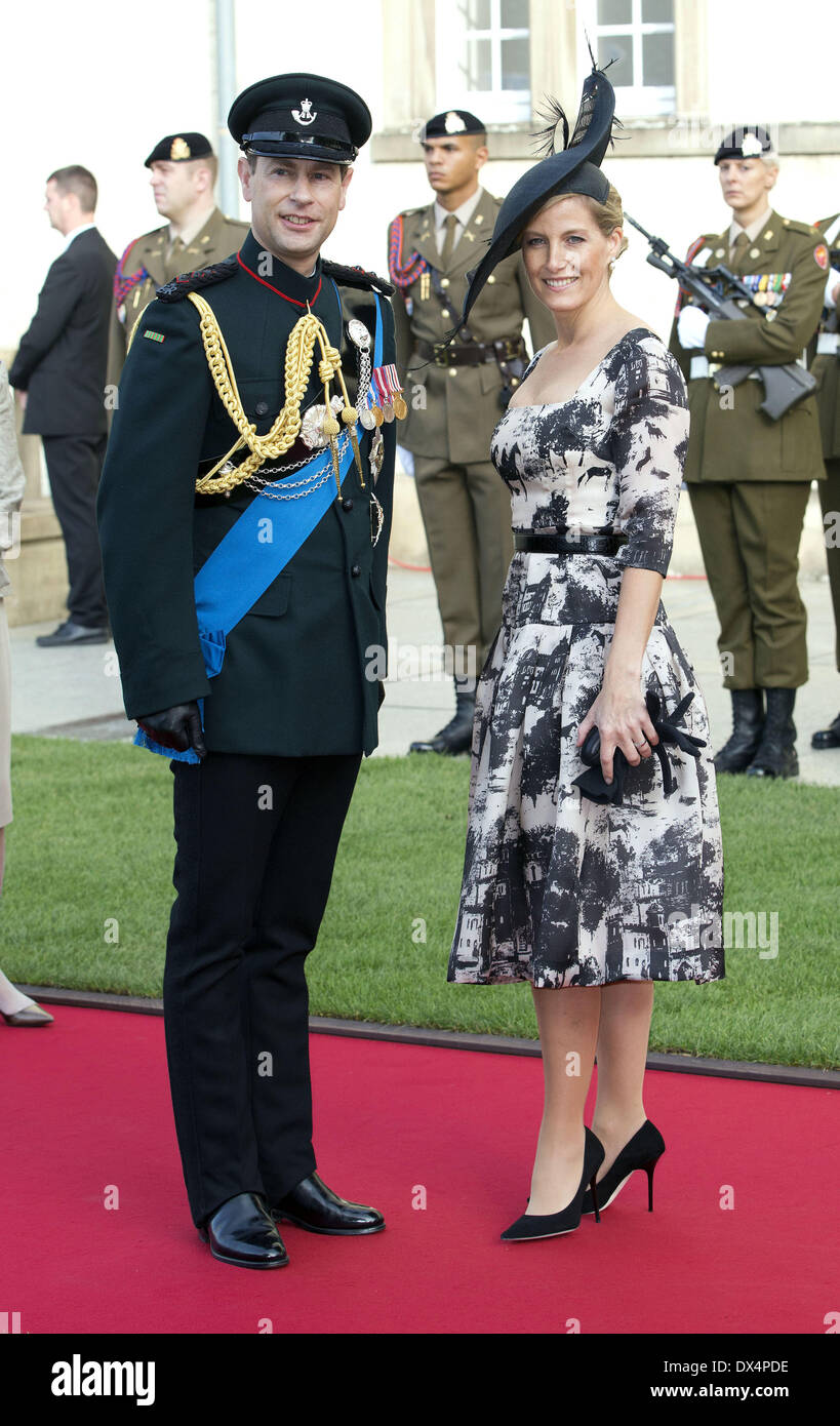 Prinzessin Sophie und Prinz Edward die offizielle Hochzeit von Prinz Guillaume von Luxemburg und Gräfin Stephanie de Lannoy an der Kathedrale Notre-Dame in Luxemburg - Abfahrt Luxemburg - 20.10.12 Stockfoto