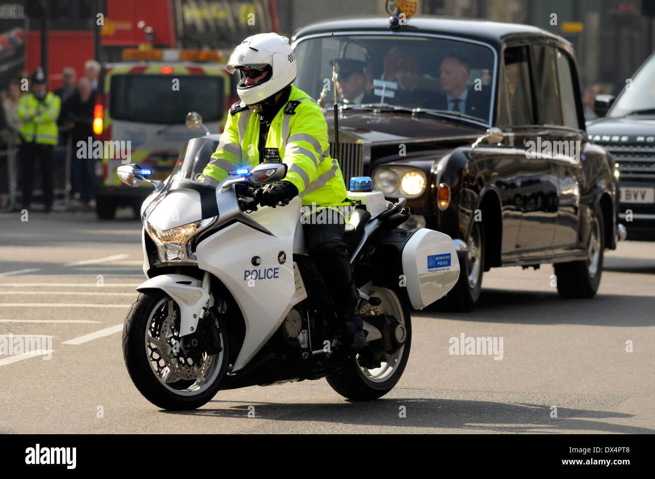 Metropolitan Police Special Escort Group Motorrad Vorreiter Begleitung Auto von Prinz Charles in