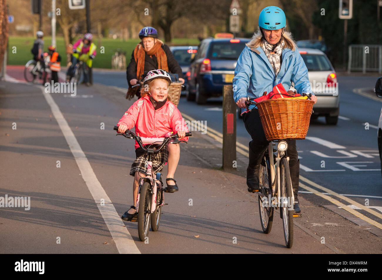 Frau und Kind über einen eigenen Radweg in Cambridge, Großbritannien Stockfoto