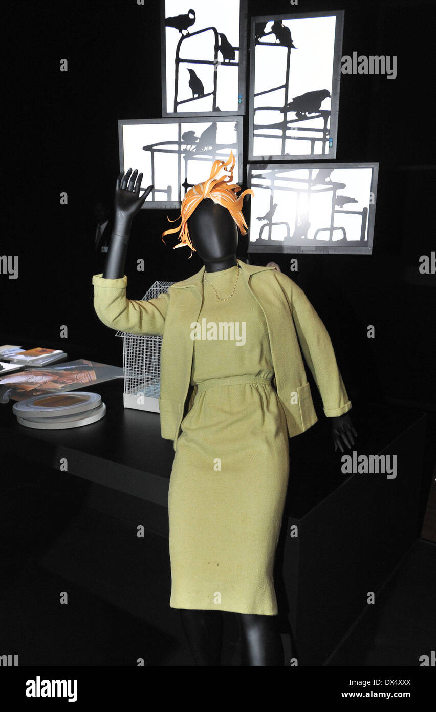 Die Vogel Tippi Hedren Als Melanie Daniels Hollywood Kostum Drucken Sie Die Ansicht Des Victoria And Albert Museum London England 17 10 12 Mit Die Vogel Tippi Hedren Als Melanie