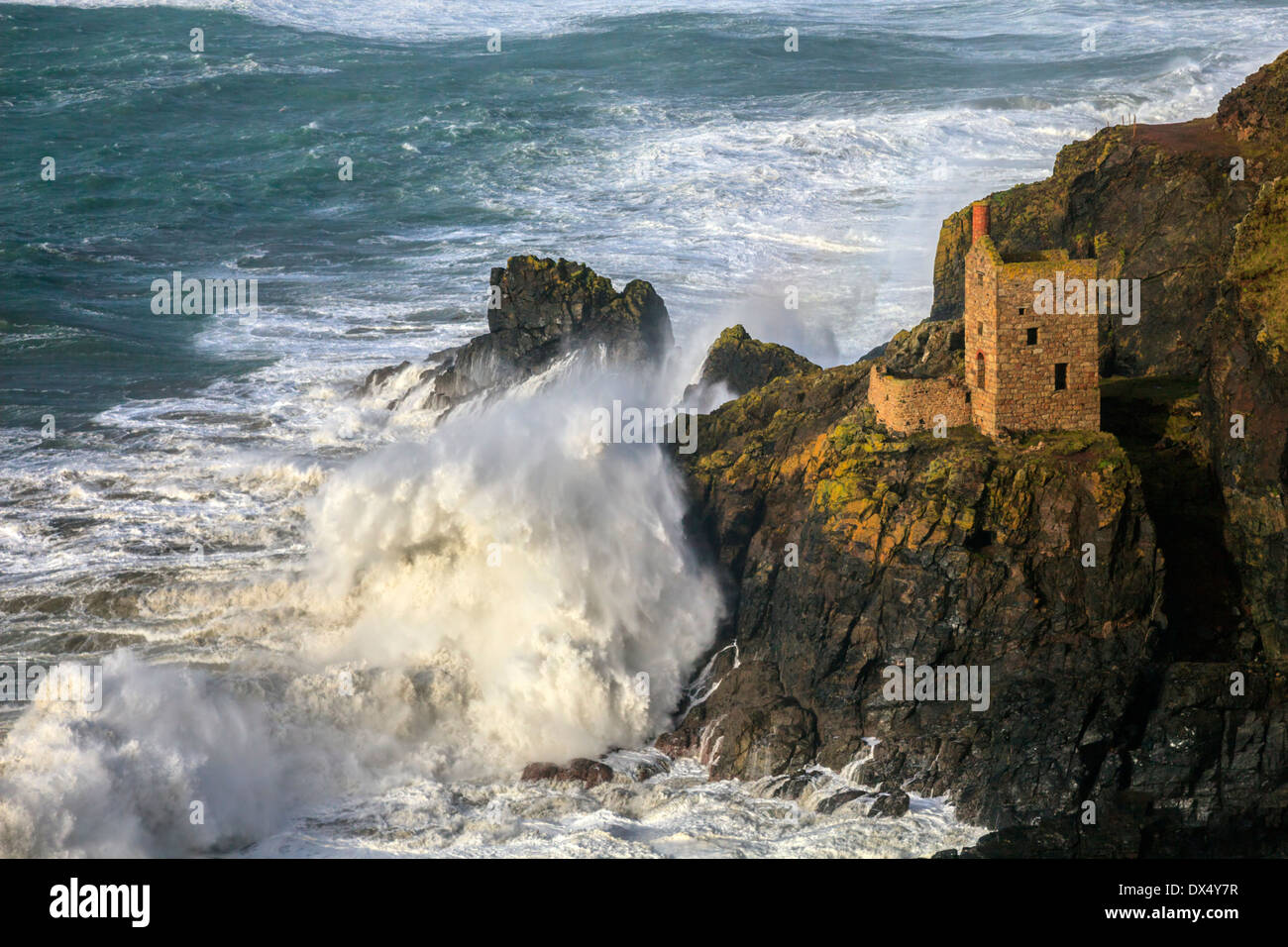 Die untere Krone mir an Botallack in Cornwall an einem stürmischen Nachmittag erfasst Stockfoto