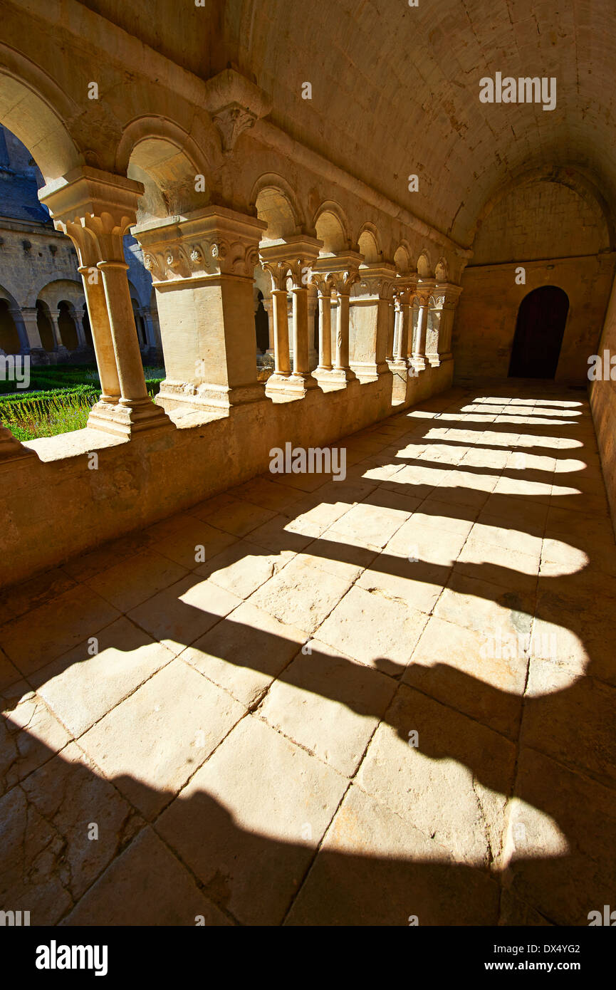 Kreuzgang der 12. Jahrhundert Romanesque Zisterzienser Abtei von Notre Dame von Senanque (1148). Provence in der Nähe von Gordes, Frankreich. Stockfoto