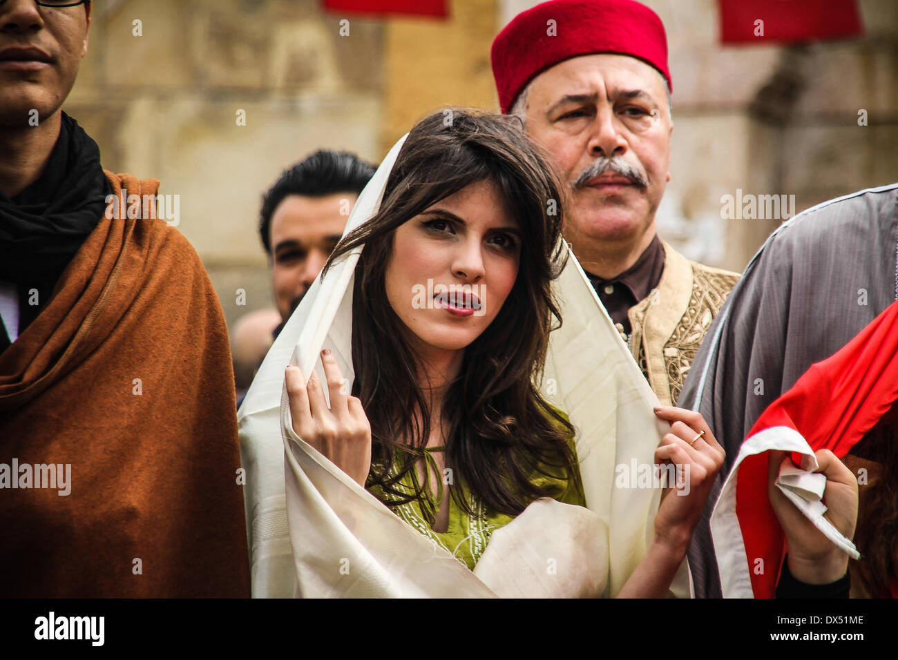 Tunis, Tunesien. 16. März 2014. Tunesische Frauen und Männer tragen traditionelle tragen, Frauen tragen Schleier, genannt "Sefseri" und Männer tragen Burnus namens '' Barnous'' März während der traditionellen Verschleiß Tag in Tunis, Tunesien, 16. März 2014. Die Veranstaltung wurde nach einem Anruf auf tunesische die social-Networking-Seiten. Bildnachweis: Mohamed Krit/NurPhoto/ZUMAPRESS.com/Alamy Live-Nachrichten Stockfoto