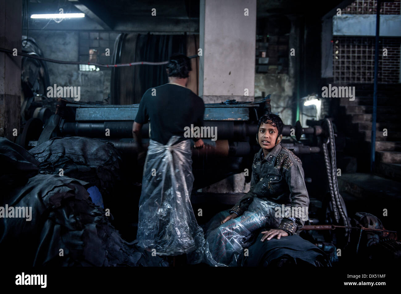 Dhaka, Bangladesch. 7. Januar 2014. Ein 15 Jahre alter Junge mit Leder arbeiten versteckt auf einem Computer in einer Gerberei. Bangladesch verabschiedet nationalen Kinderarbeit Beseitigung Politik 2010, bietet einen Rahmen für die Beseitigung aller Formen von Kinderarbeit bis zum Jahr 2015 zu aber laut der internationalen Arbeitsorganisation gibt es immer noch rund 3,2 Millionen Kinder-Arbeiter in Bangladesch und laut der internationalen Arbeitsorganisation rund 215 Millionen Kinder weltweit arbeiten derzeit in ausbeuterischen Kind Arbeitsbedingungen. Hazaribagh, Dhaka, Bangladesch - 01.09.2014 (Kredit-Bild: © Jonathan Fontaine/Nur Stockfoto