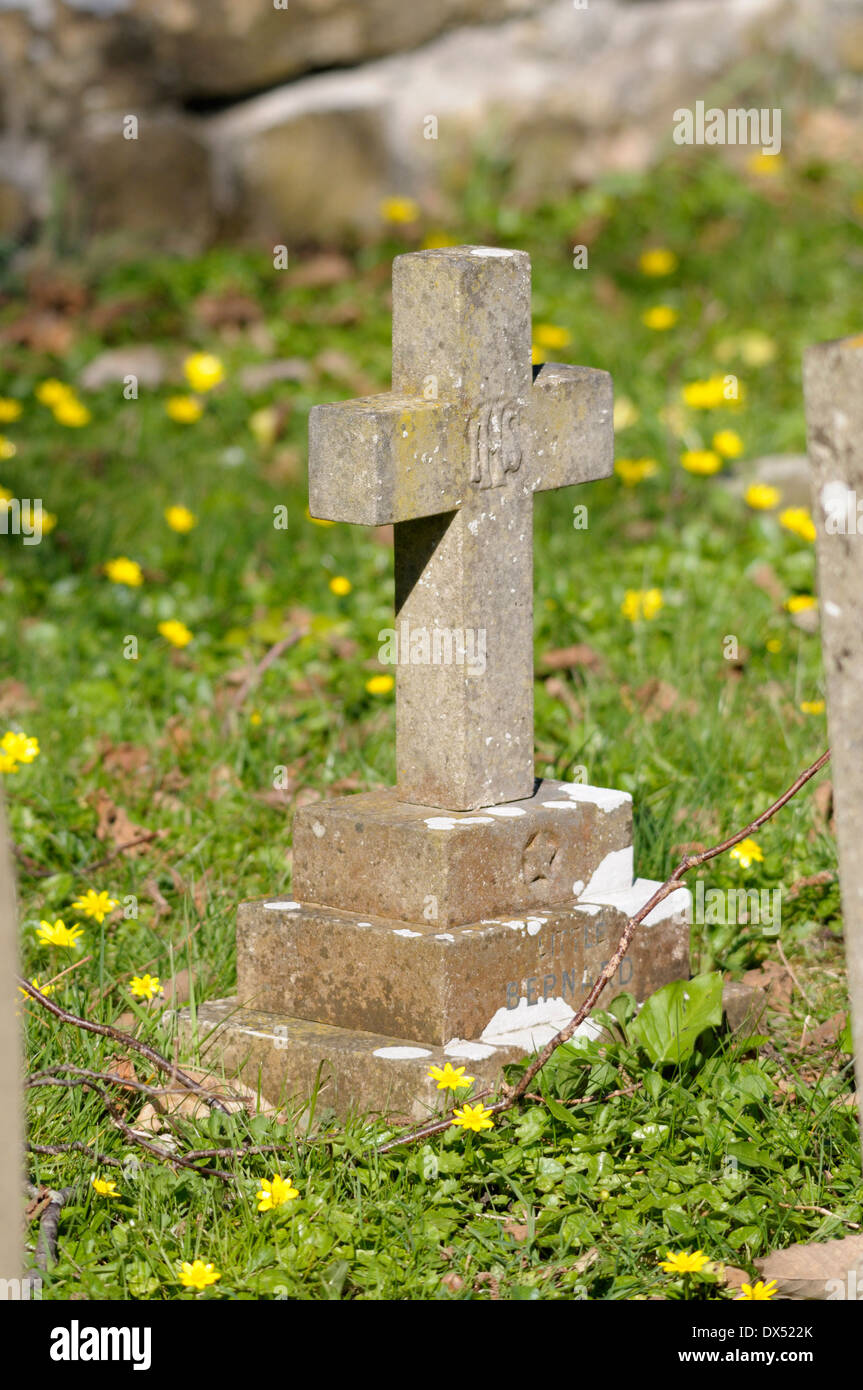 Kleines Kreuz in einem englischen Friedhof (St. Peter; Boughton Monchelsea, Kent) "Kleine Bernard" Stockfoto