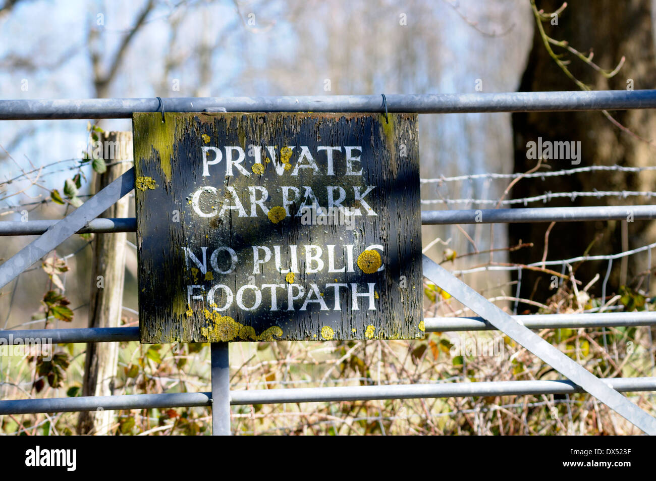 Private Parkplatz Zeichen - keine öffentlichen Fußweg (Boughton Monchelsea Village, Kent, England) Stockfoto