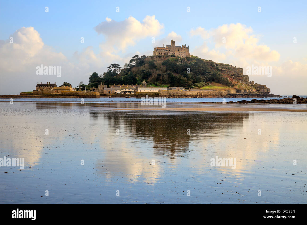 St. Michaels Mount spiegelt sich im nassen Sand in der Nähe von Marazion in Cornwall Stockfoto