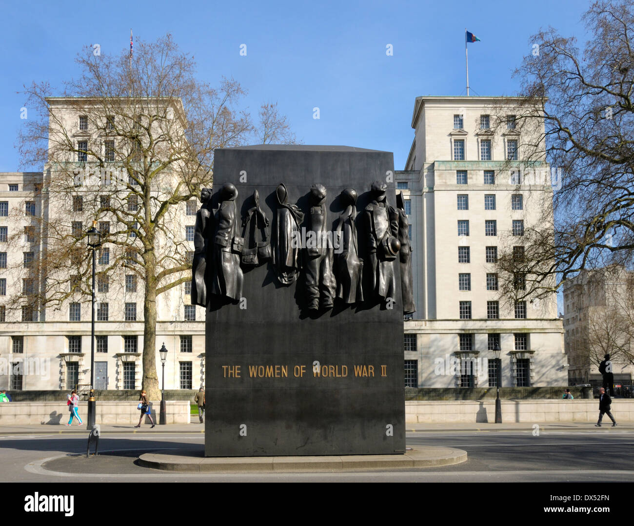 London, England, Vereinigtes Königreich. Frauen im zweiten Weltkrieg-Denkmal (John Mills; 2005) in Whitehall Stockfoto