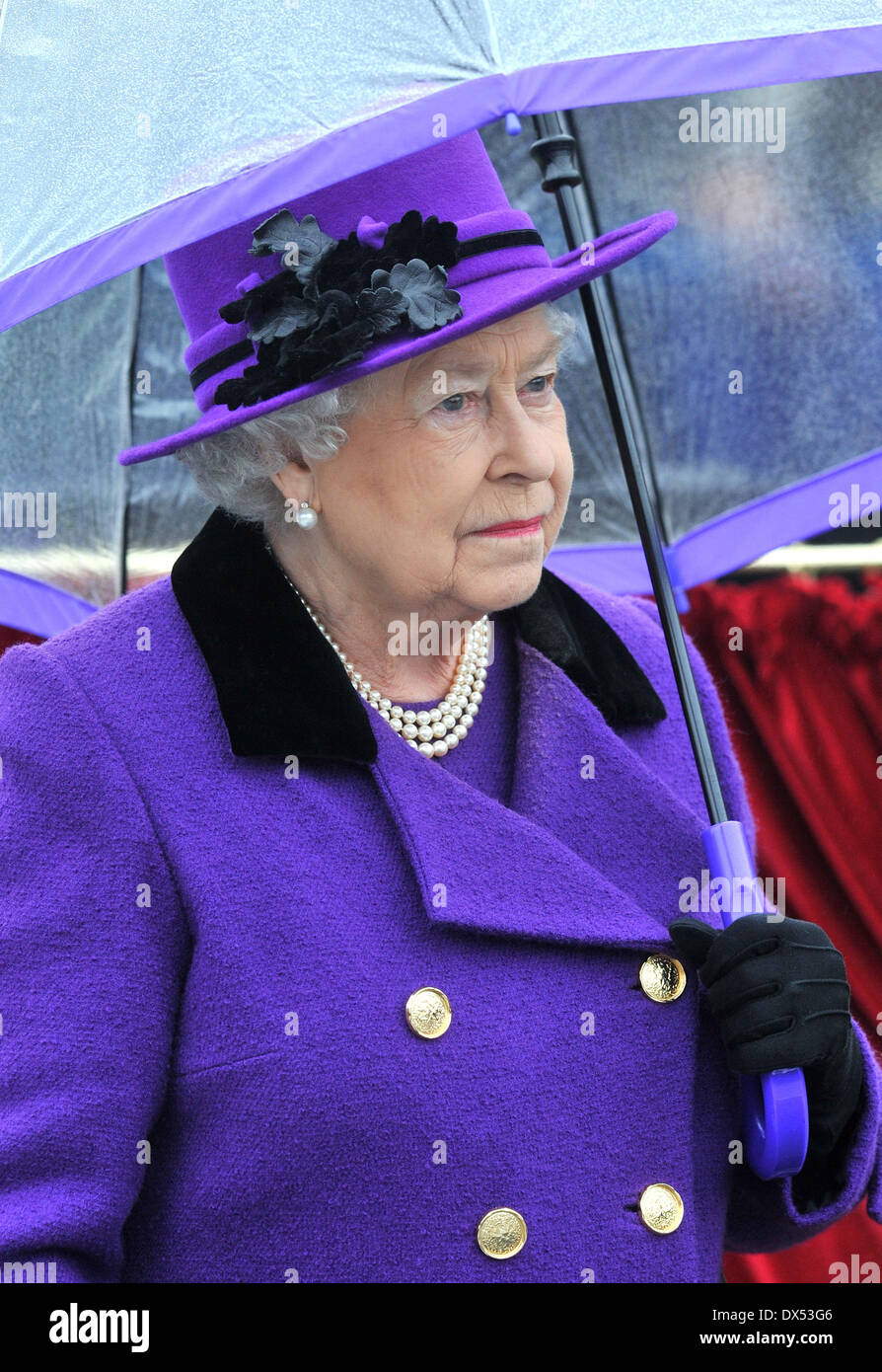 Königin Elizabeth II. eröffnet die neu entwickelten Jubilee Gardens auf der South Bank in London, vor dem Besuch des British Film Institute London, England - 25.10.12 wo: London, Vereinigtes Königreich bei: 25. Oktober 2012 Stockfoto