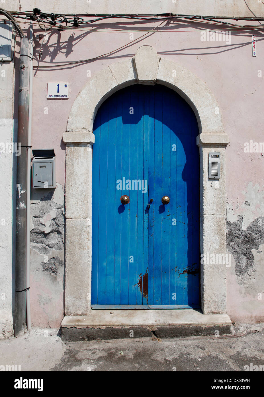 Eine blaue Tür mit Postfach, Nummer 1 und Türsprechanlage Stockfoto