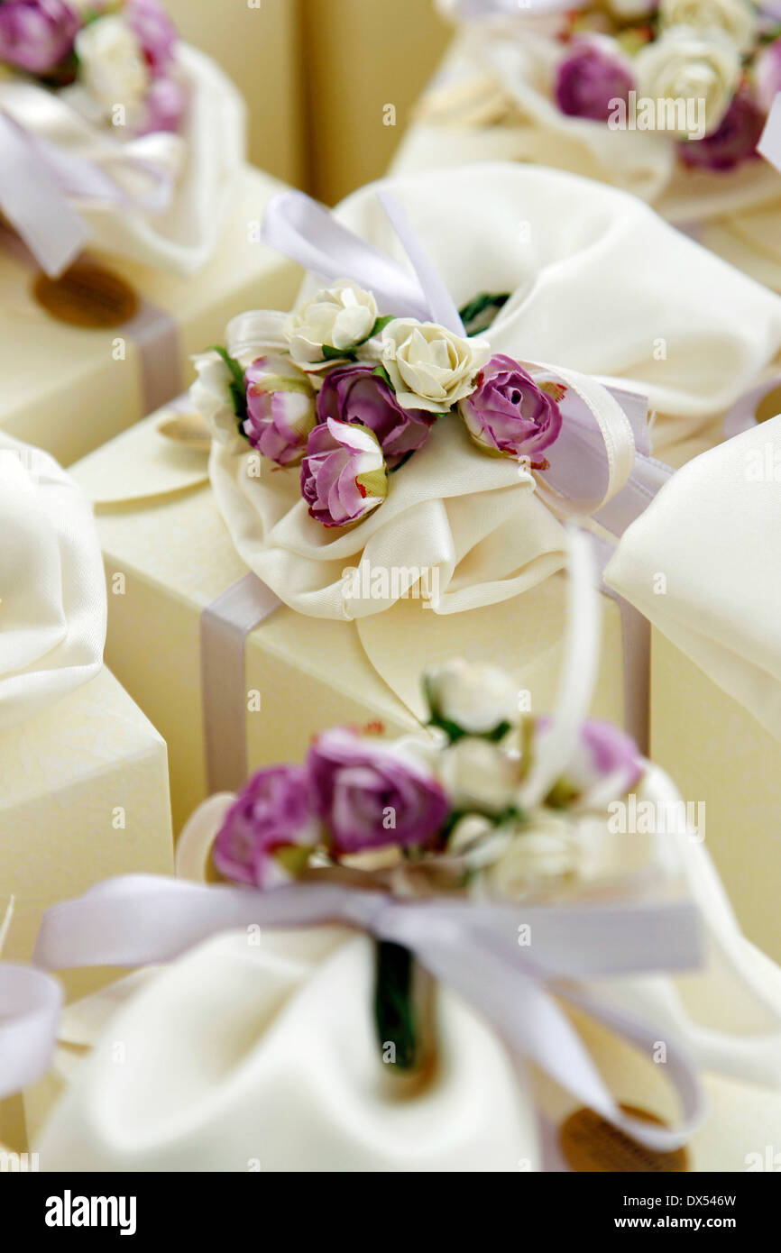 Kiste mit Süßigkeiten mit Blumen Dekoration Stockfoto