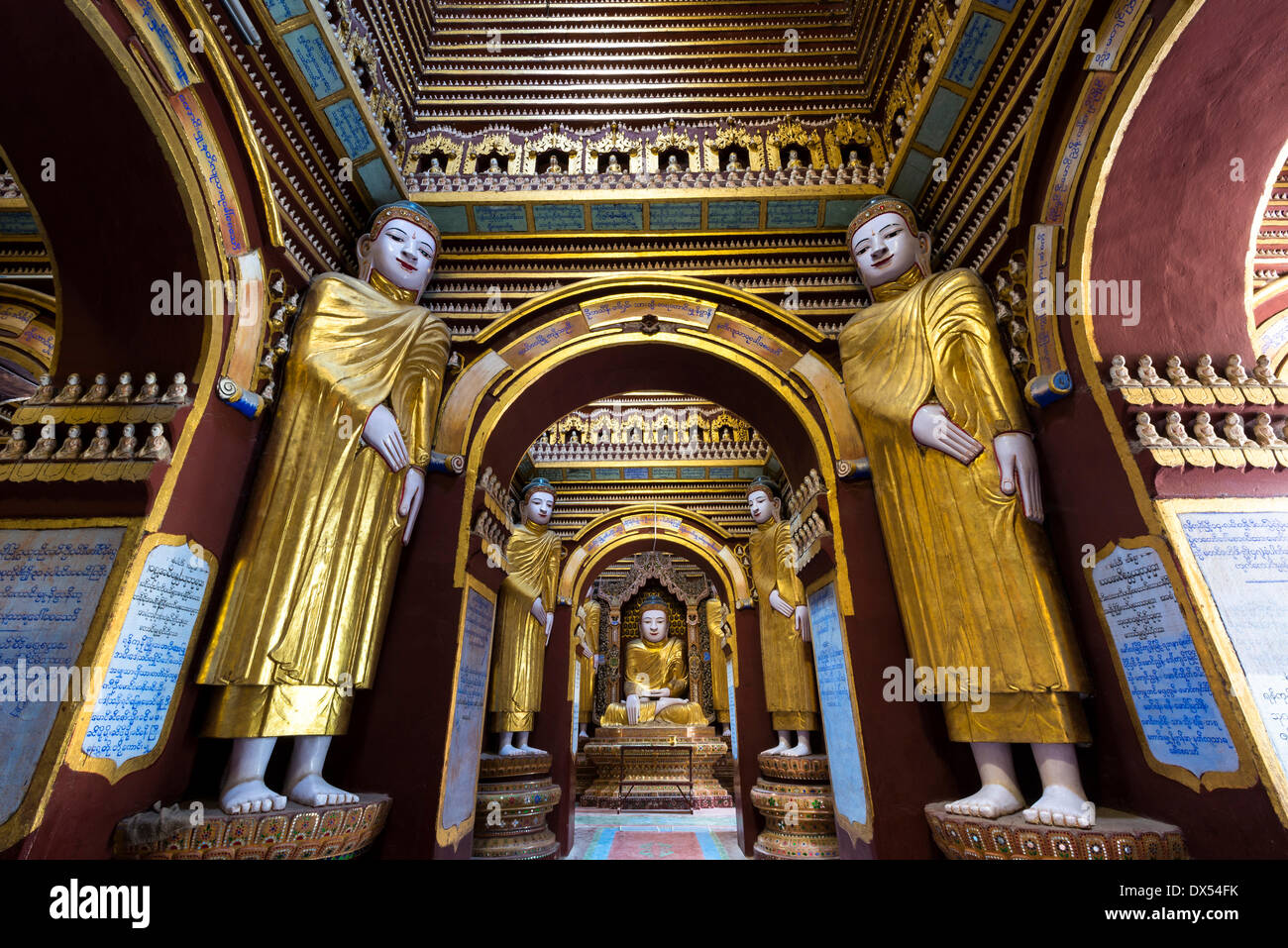 Sitzende und stehende Buddha-Statuen, Mohnyin Thanboddhay oder Thanbuddhei Pagode oder Paya, Monywa, Sagaing Division, Myanmar Stockfoto