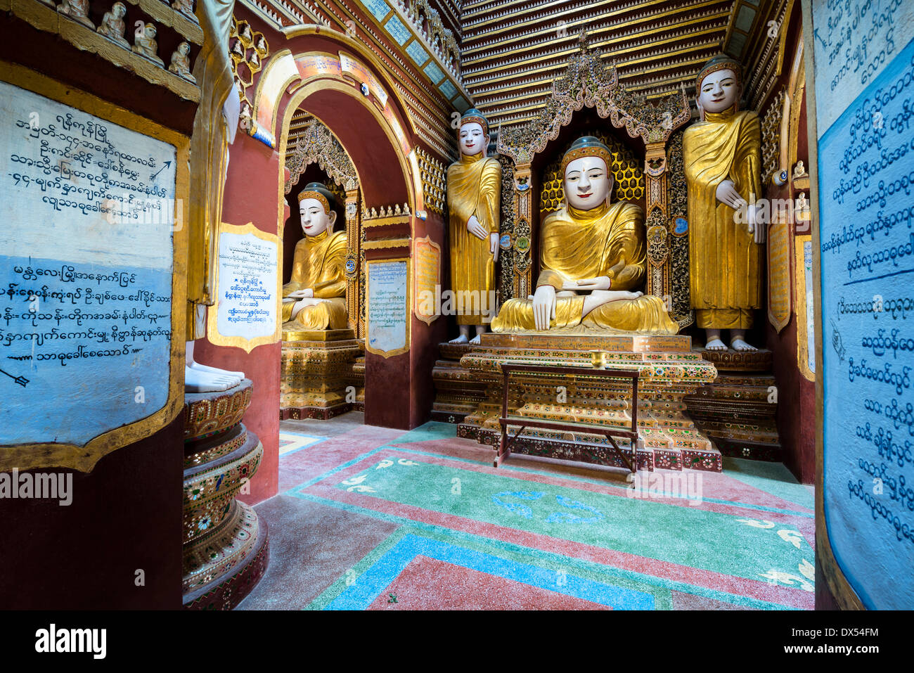 Sitzende und stehende Buddha-Statuen, Mohnyin Thanboddhay oder Thanbuddhei Pagode oder Paya, Monywa, Sagaing Division, Myanmar Stockfoto