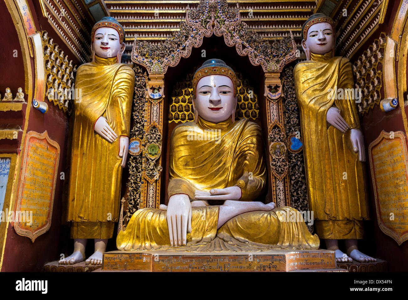 Sitzende und stehende Buddha-Statuen, Mohnyin Thanboddhay oder Thanbuddhei Pagode oder Paya, Monywa, Sagaing Division, Myanmar Stockfoto