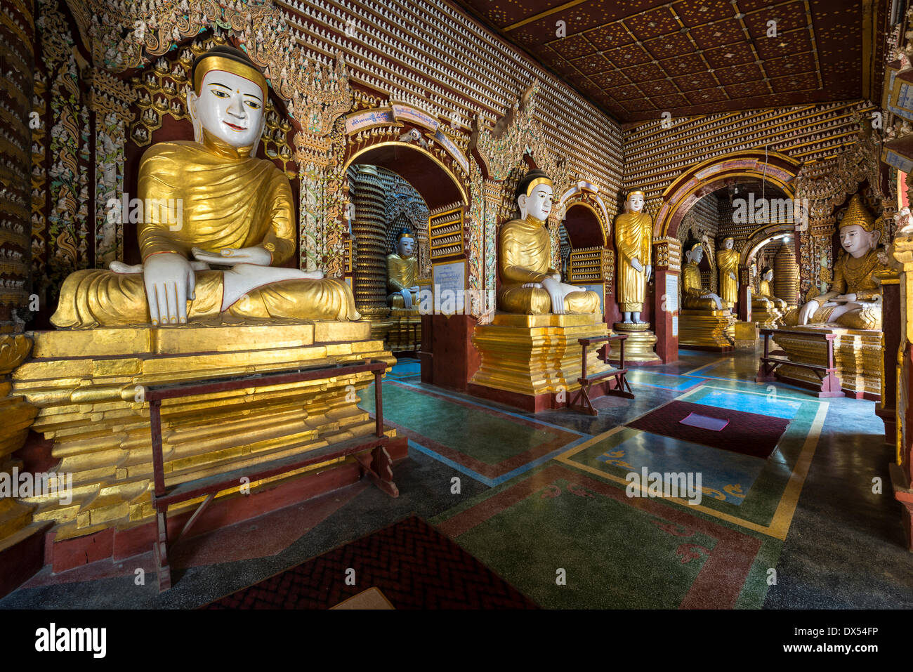 Sitzende und stehende Buddha-Statuen, Mohnyin Thanboddhay oder Thanbuddhei Pagode oder Paya, Monywa, Sagaing Division, Myanmar Stockfoto