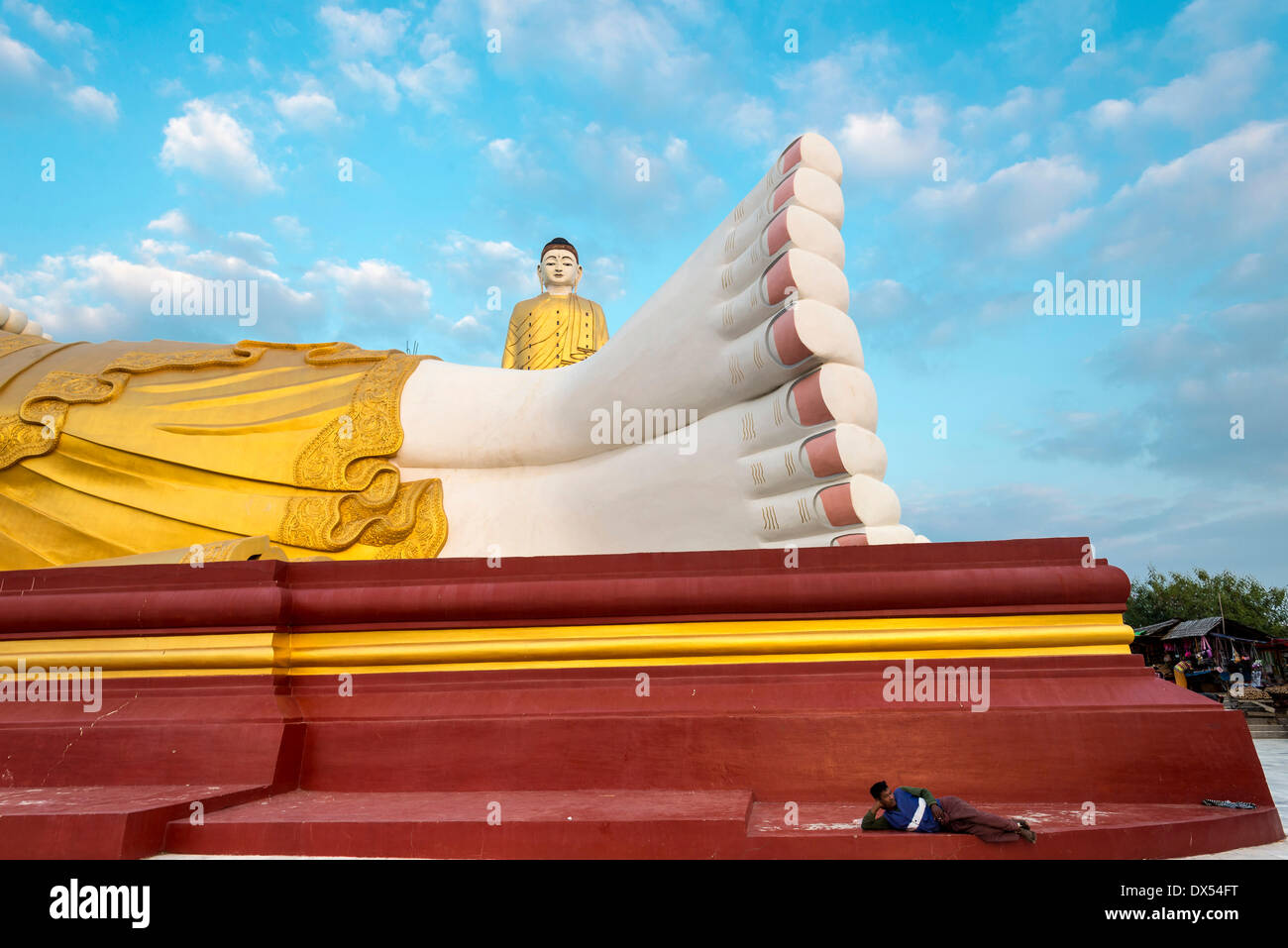 Stehende Buddha hinter den ruhenden Buddha Statuen, Mann liegen vor den reclinging Buddha, legen Kyun Sakkya Stockfoto
