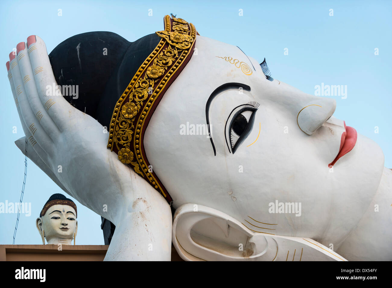 Legen Sie Kyun Sakkya, stehende Buddha-Statue hinter der liegende Buddha-Statue, Maha Bodhi Ta Htaung, Monywa, Sagaing Region Stockfoto