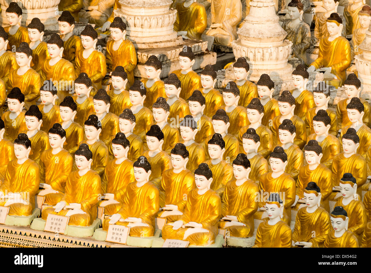 Kleine sitzende Buddha-Figuren, Sakkya Aung Pagode, Maha Bodhi Ta Hropeng, Monywa, Sagaing Division, Myanmar Stockfoto