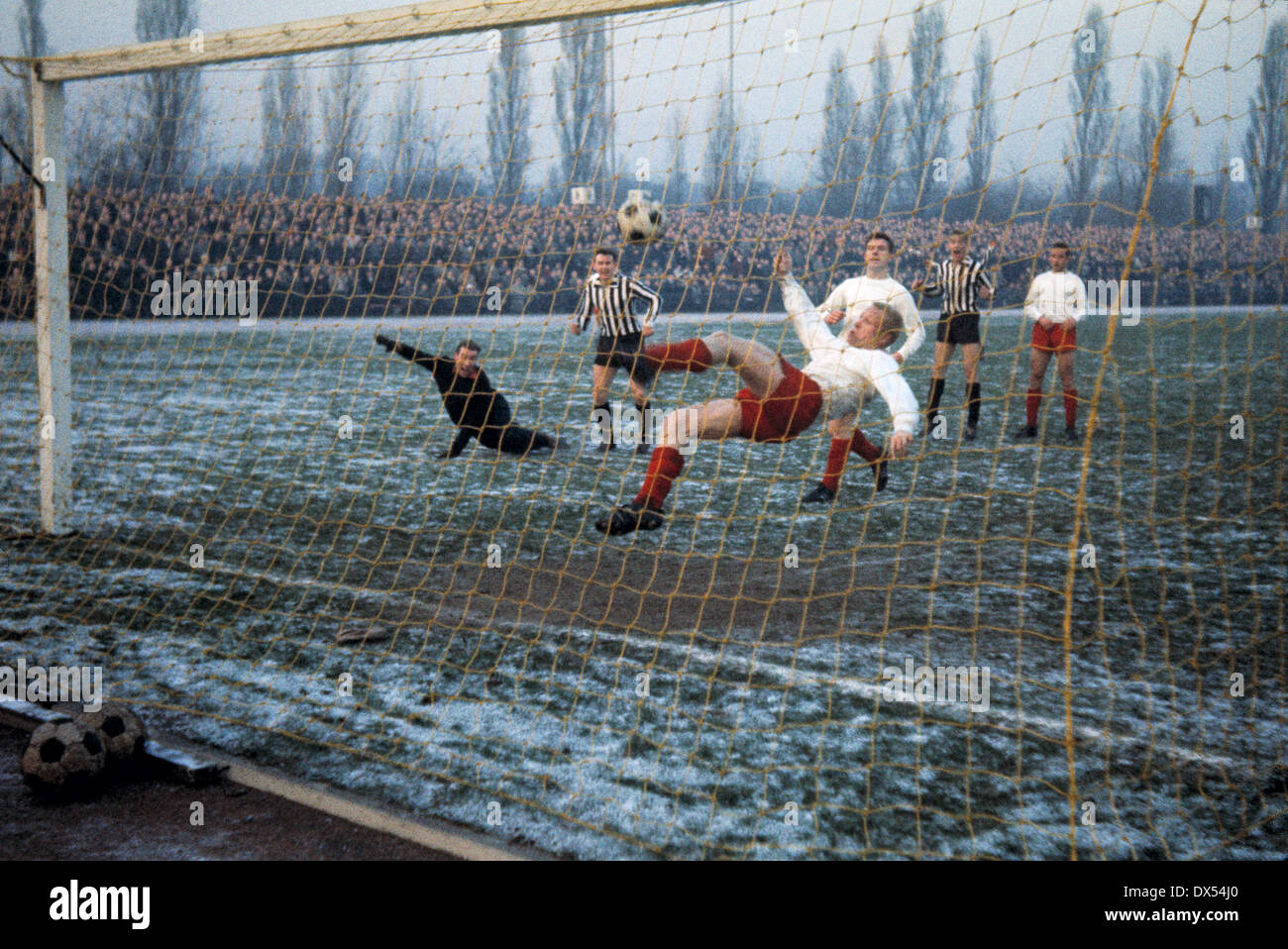 Fußball, Regionalliga West, 1963/1964, Jahn-Stadion, VfB Bottrop gegen Rot Weiss Essen 1:1, Fallrückzieher von Werner Kik (RWE) auf der Linie links Keeper Bernd Brodbek (RWE) Stockfoto