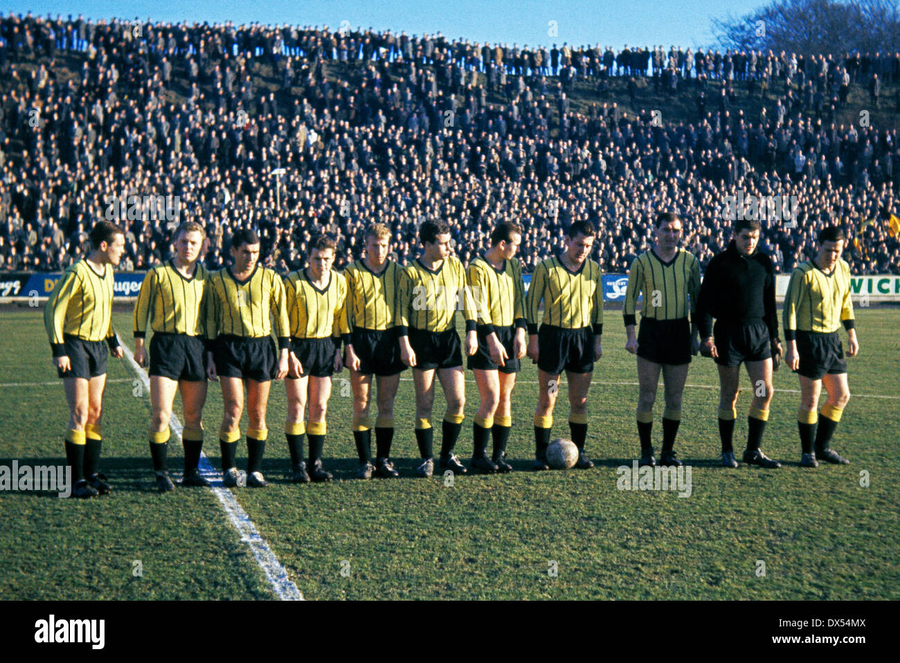 Fußball, Regionalliga West, 1963/1964, Stadion bin Uhlenkrug, ETB Schwarz  Weiss Essen gegen Alemannia Aachen 1:9, Prügel Sieg für Aachen, team-Foto  von Aachen mit Keeper Gerhard Prokop (10.f.l.), Josef Zartenaer, Werner  Nievelstein (5.f.l.),