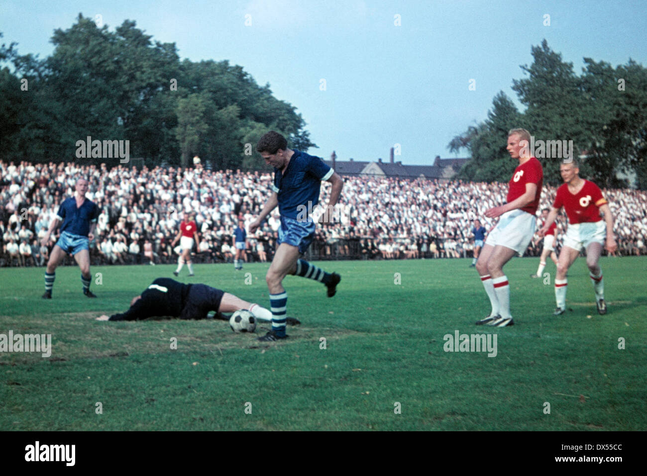 Fussball Uefa Intertoto Cup 1964 Glueckaufkampfbahn Fc Schalke 04 Gegen Degerfors If Schweden 4 1 Waldemar Gerhardt S04 Erzielt Ein Tor Stockfotografie Alamy