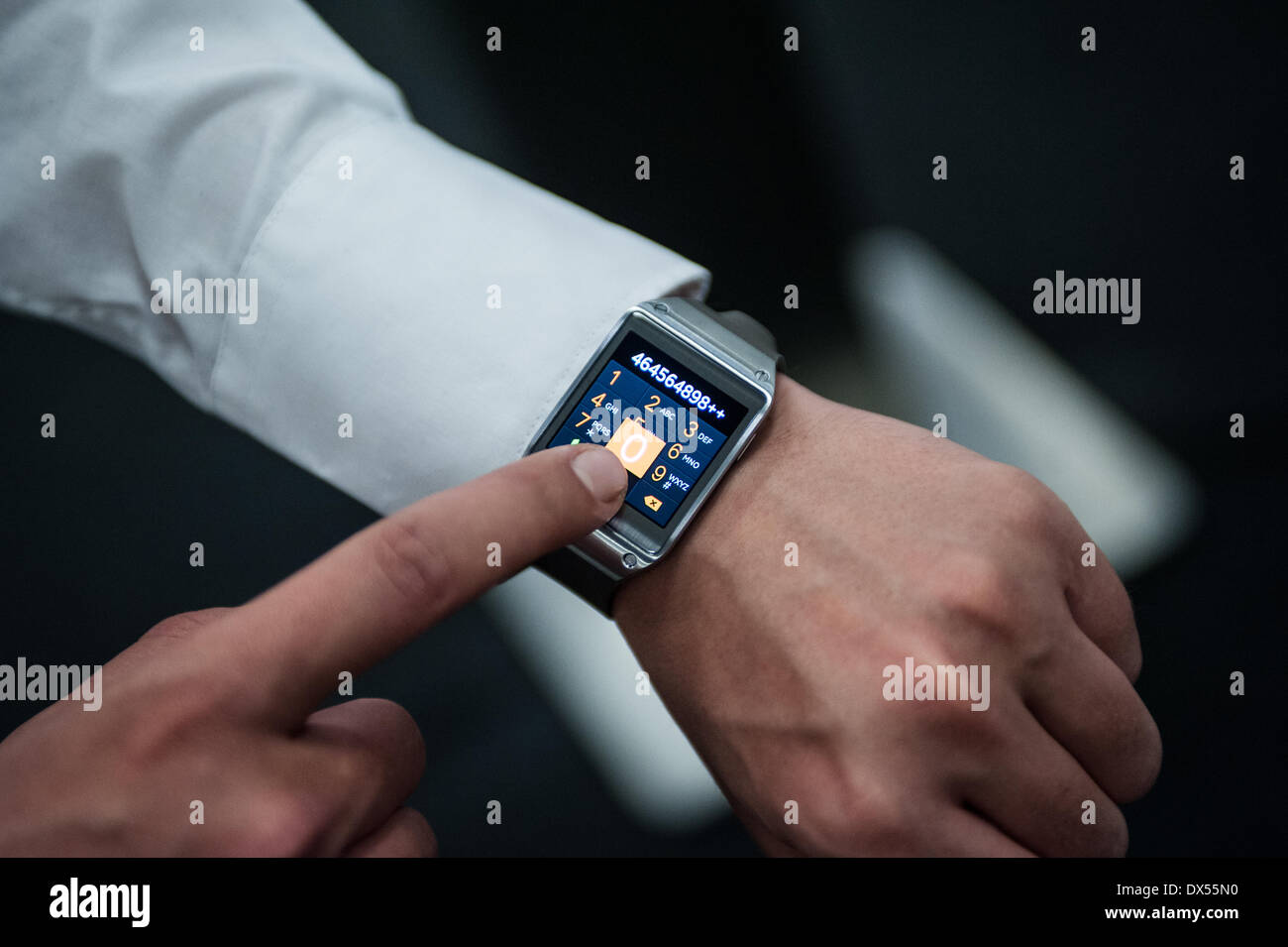 London, UK. 18. März 2014.  Galaxy Gear Smartwatch von Samsung ist auf der Messe auf der Wearable Technology Conference bei Olympia in London Credit: Piero Cruciatti/Alamy Live News Stockfoto