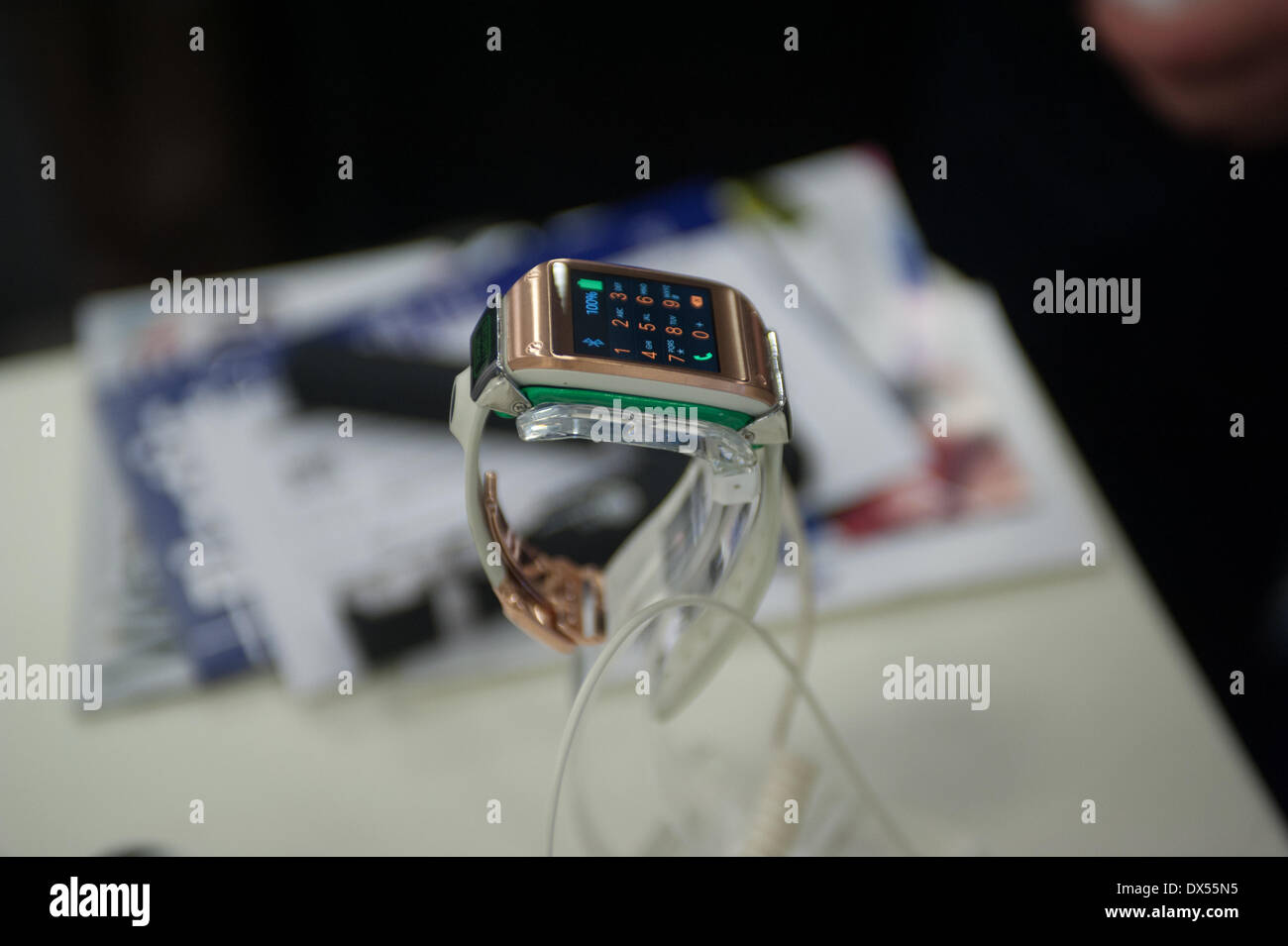 London, UK. 18. März 2014.  Galaxy Gear Smartwatch von Samsung ist auf der Messe auf der Wearable Technology Conference bei Olympia in London Credit: Piero Cruciatti/Alamy Live News Stockfoto