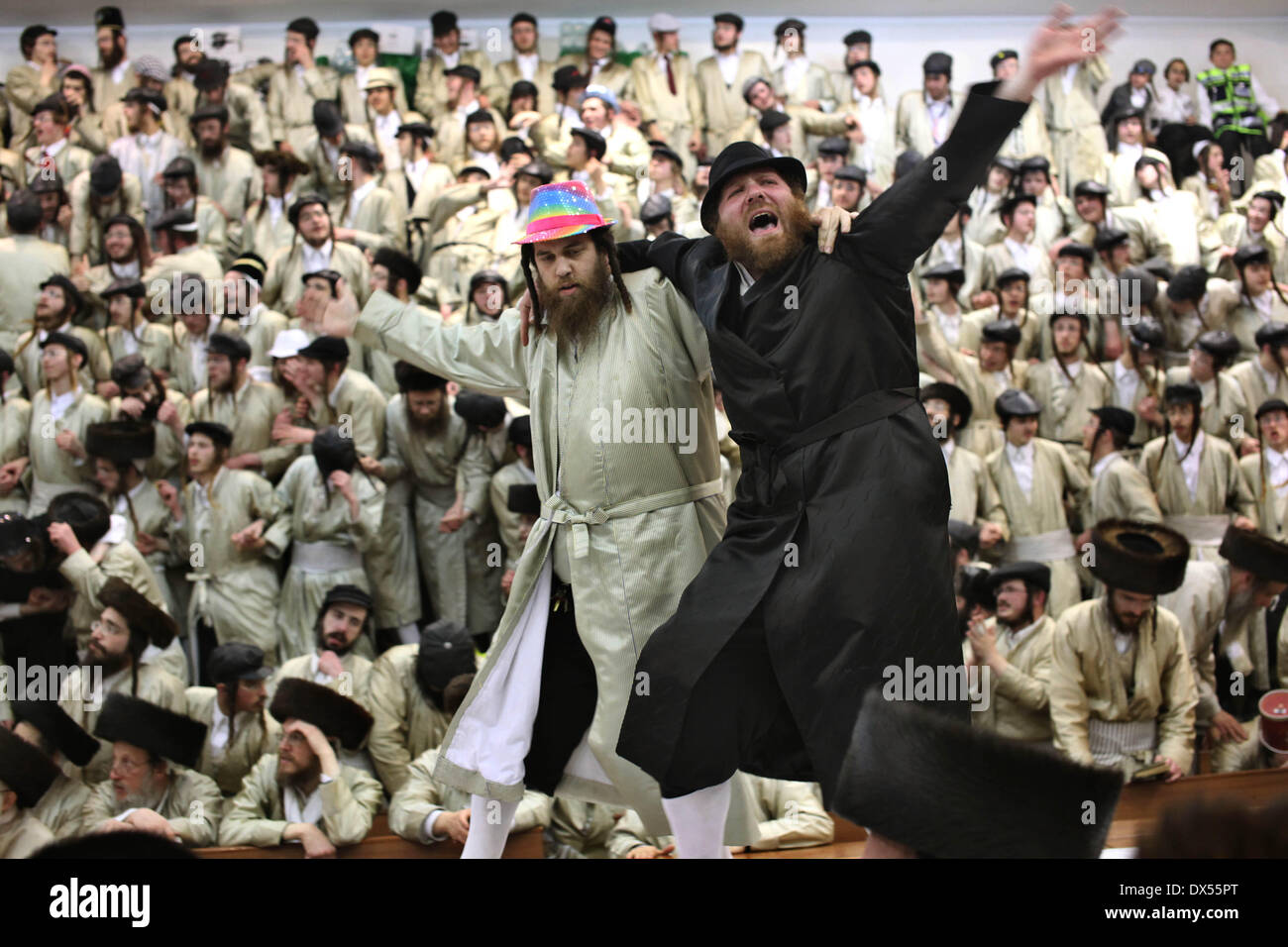 Jerusalem. 17. März 2014. Ultra-orthodoxe jüdische Männer feiern Purim in ihrer Synagoge in Jerusalem am 17. März 2014. Purim, feierte in diesem Jahr vom Sonnenuntergang, 15. März bis Einbruch der Dunkelheit, März 16, und einen Tag später in Jerusalem, ist eine fröhlichen und lustige Ferien auf dem jüdischen Kalender. Es erinnert an eine Zeit, als das jüdische Volk lebt in Persien vor der Vernichtung gerettet wurden. Bildnachweis: Gil Cohen Magen/Xinhua/Alamy Live-Nachrichten Stockfoto