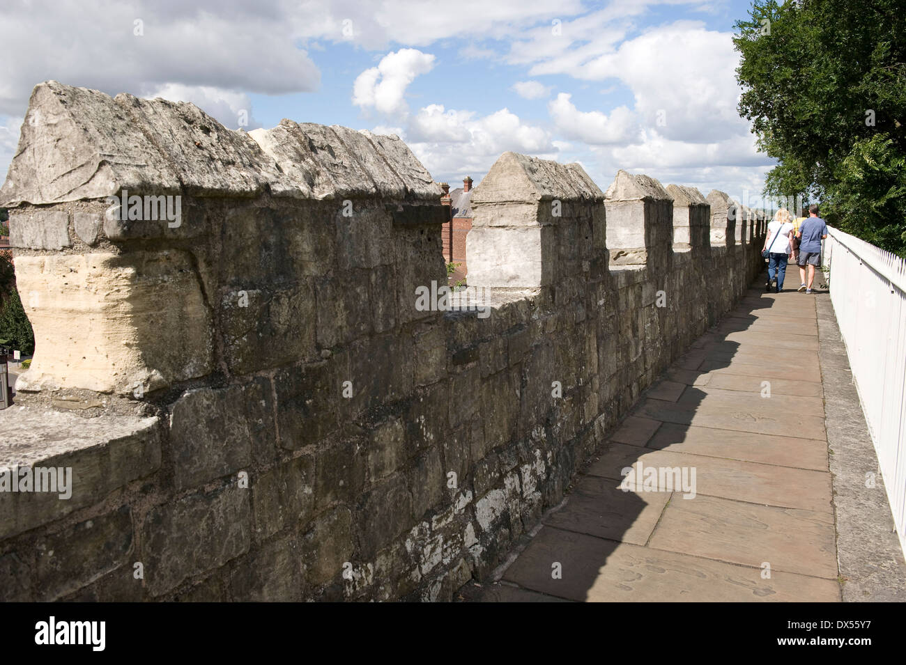 Ein paar, ein Mann und eine Frau Fuß entlang der historischen Stadtmauer in York, Großbritannien. Stockfoto