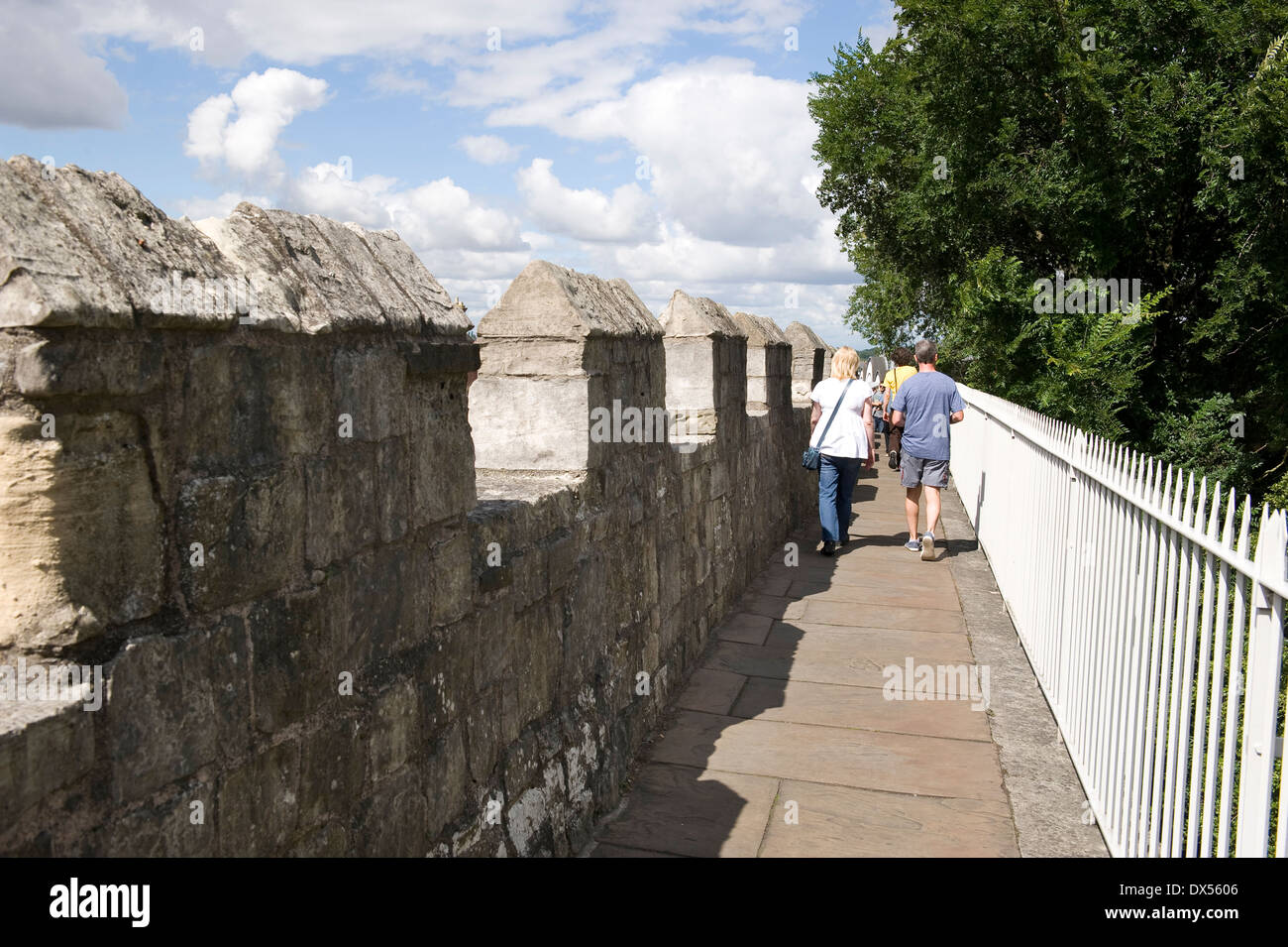 Ein paar, ein Mann und eine Frau Fuß entlang der historischen Stadtmauer in York, Großbritannien. Stockfoto