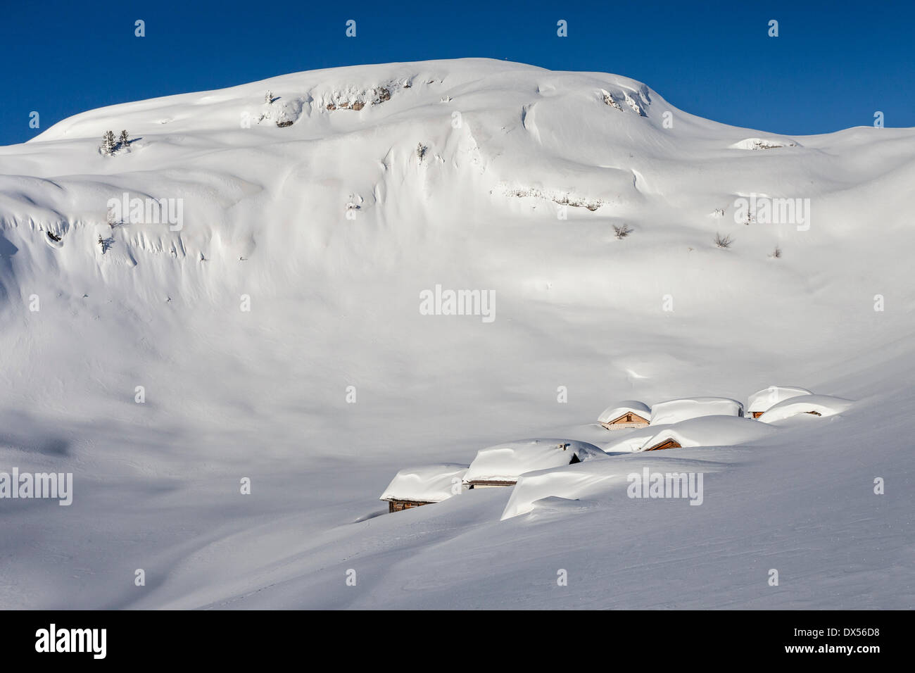 Verschneiten Sennesalm, hinter dem Col de Lasta, Naturpark Fanes-Senes-Prag, Pustertal, Dolomiten, Südtirol Stockfoto