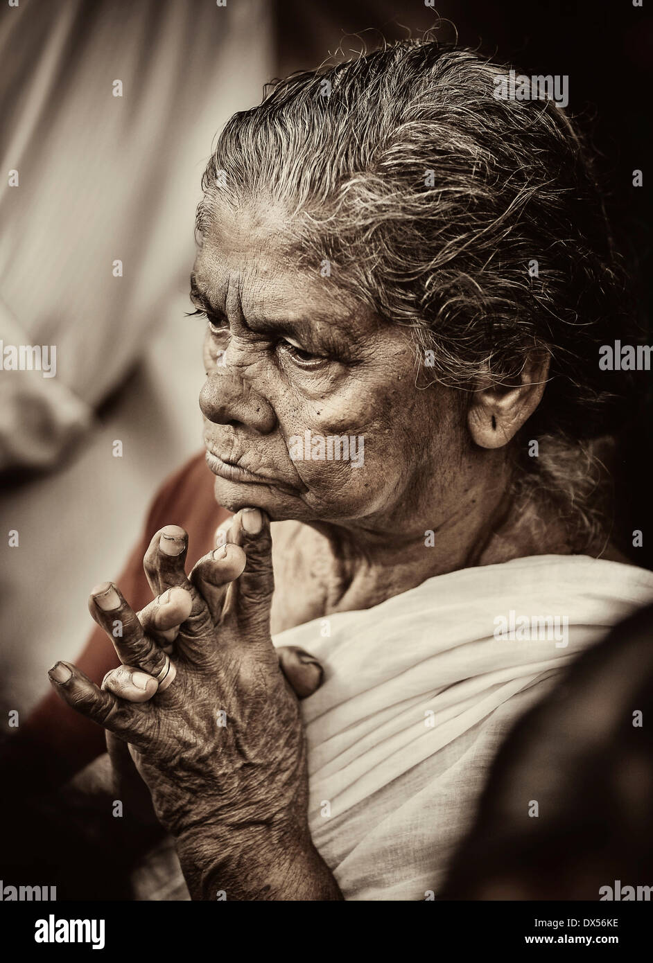 Betende Frau am Hindu-Tempel Festival, Thrissur, Kerala, Südindien, Indien Stockfoto