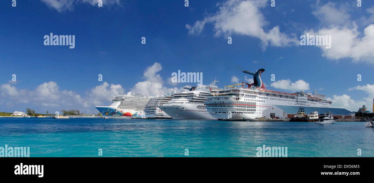 Kreuzfahrtschiffe in den Kreuzfahrt Hafen von Nassau, Bahamas Stockfoto