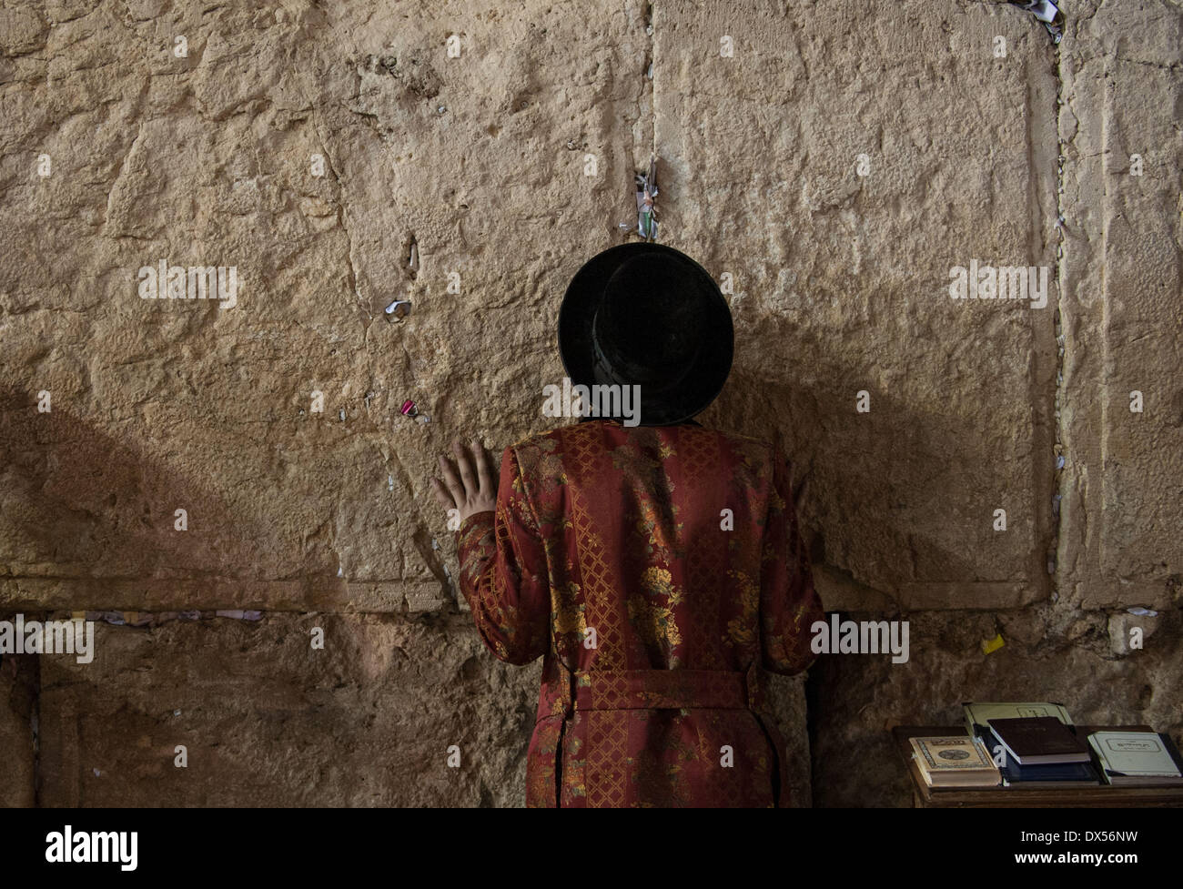 Jerusalem. 17. März 2014. Ein jüdischer Mann betet an der Klagemauer in der Altstadt von Jerusalem während des Purim-Urlaubs am 17. März 2014. Purim, feierte in diesem Jahr vom Sonnenuntergang, 15. März bis Einbruch der Dunkelheit, März 16, und einen Tag später in Jerusalem, ist eine fröhlichen und lustige Ferien auf dem jüdischen Kalender. Es erinnert an eine Zeit, als das jüdische Volk lebt in Persien vor der Vernichtung gerettet wurden. Bildnachweis: Li Rui/Xinhua/Alamy Live-Nachrichten Stockfoto