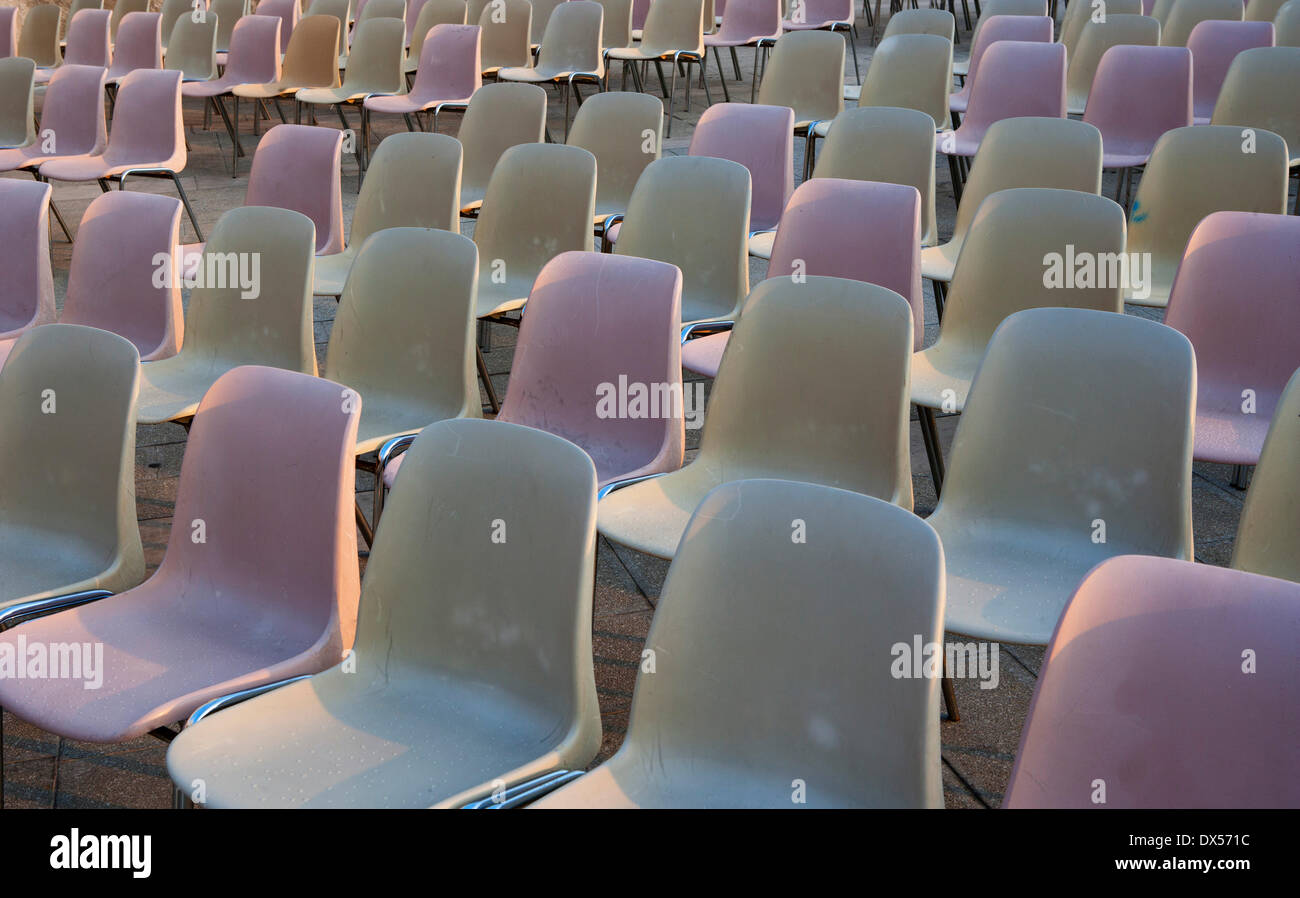 Stühle für ein Open-Air-Theater, Caorle, Provinz Venedig, Italien Stockfoto