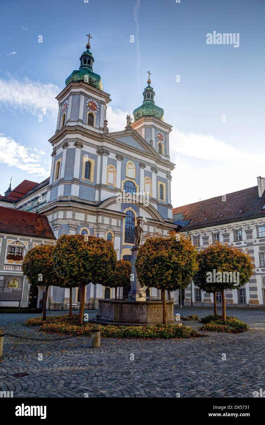 Stiftskirche Basilika von Waldsassen mit Springbrunnen und Basilikaplatz Platz, Waldsassen, Bayern, Deutschland Stockfoto