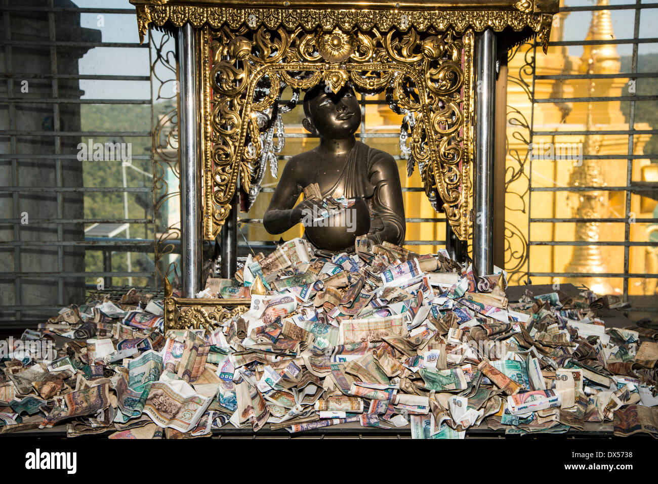 Skulptur und Papiergeld, Währung Kyat, Angebote, buddhistisches Kloster, Tuyin Taung Pagode in Bagan, Mandalay-Division, Myanmar Stockfoto