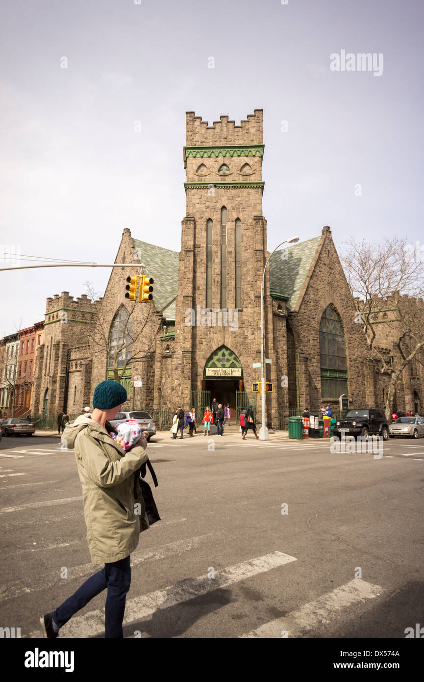 Frau geht Greenwood Baptist Church in der familienfreundlichen, trendige Park Slope Nachbarschaft in Brooklyn in New York Stockfoto