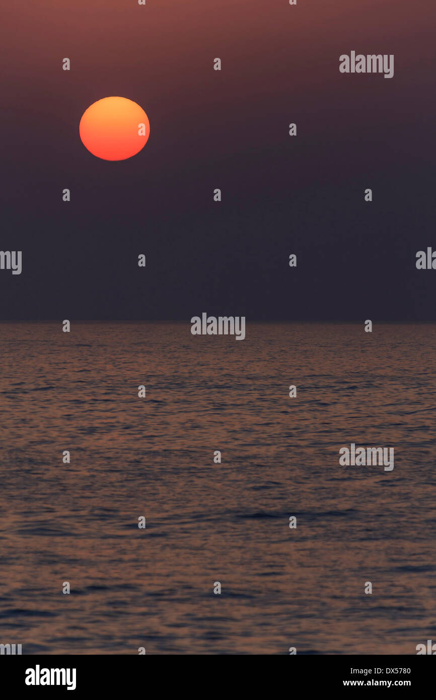 Sonnenaufgang über dem arabischen Meer, Al Ashkharah, Ash Sharqiyah, Oman Stockfoto