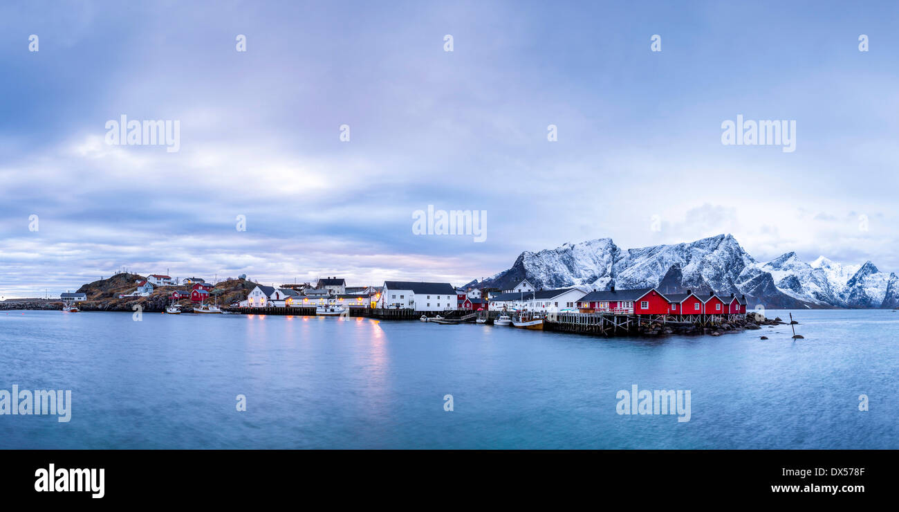 Blaue Stunde, Dämmerung, an der Küste in der Nähe von Reine, Moskenes, Moskenesøy, Lofoten, Norwegen Stockfoto