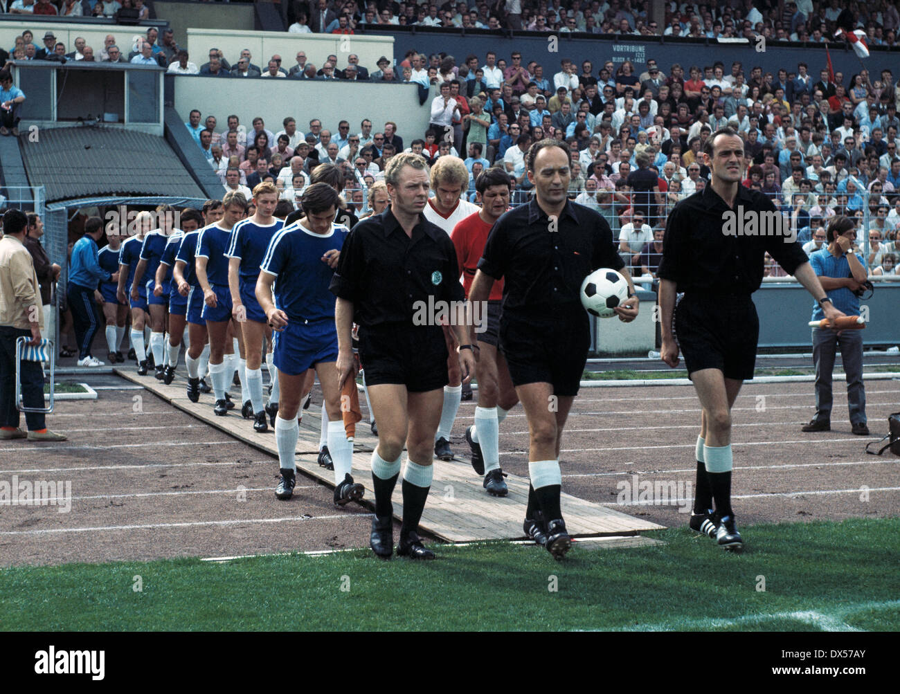Fußball, Bundesliga, 1971/1972, Niederrheinstadion, Rot Weiss Oberhausen gegen VfL Bochum 2:3, Einfahren der Mannschaften, Schiedsrichter vor Dr. Gerd Siepe und Helfer hinter den Teamleitern Hans Walitza (VfL) und Torhüter Wolfgang Scheid (RWO) Stockfoto