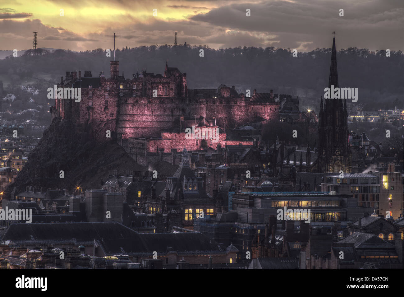 Edinburgh Castle in der Abenddämmerung aus aus Salisbury Crags gesehen. Stockfoto