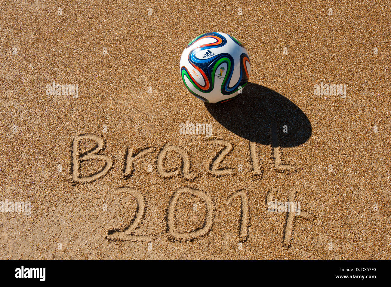 Brazuca", Spielball der FIFA-Weltmeisterschaft Brasilien 2014 an einem  Sandstrand (offizielle Replica Ball Stockfotografie - Alamy