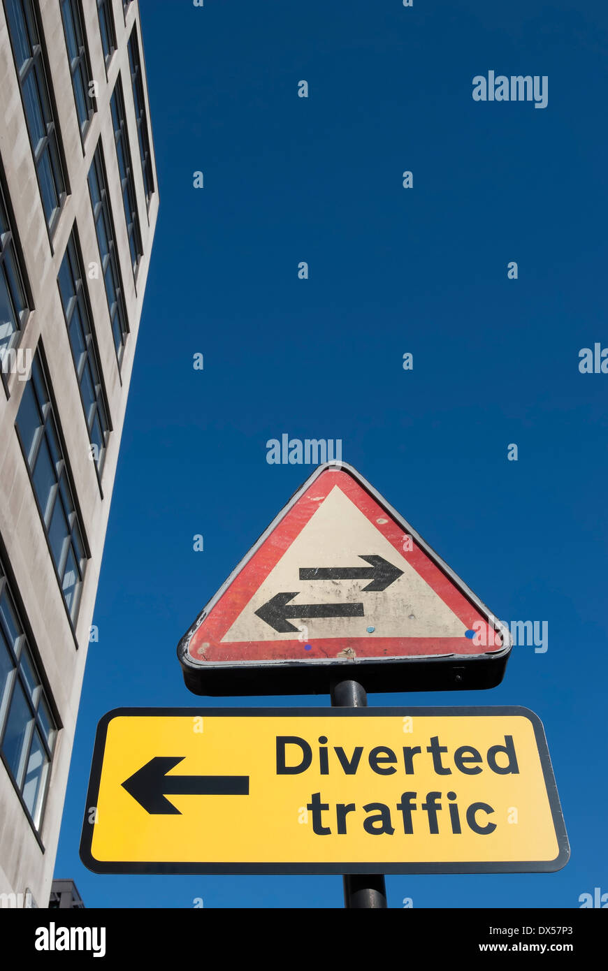 britische Verkehrszeichen zeigt keine Einbahnstraße voraus und Richtung für den umgeleiteten Verkehr, London, england Stockfoto