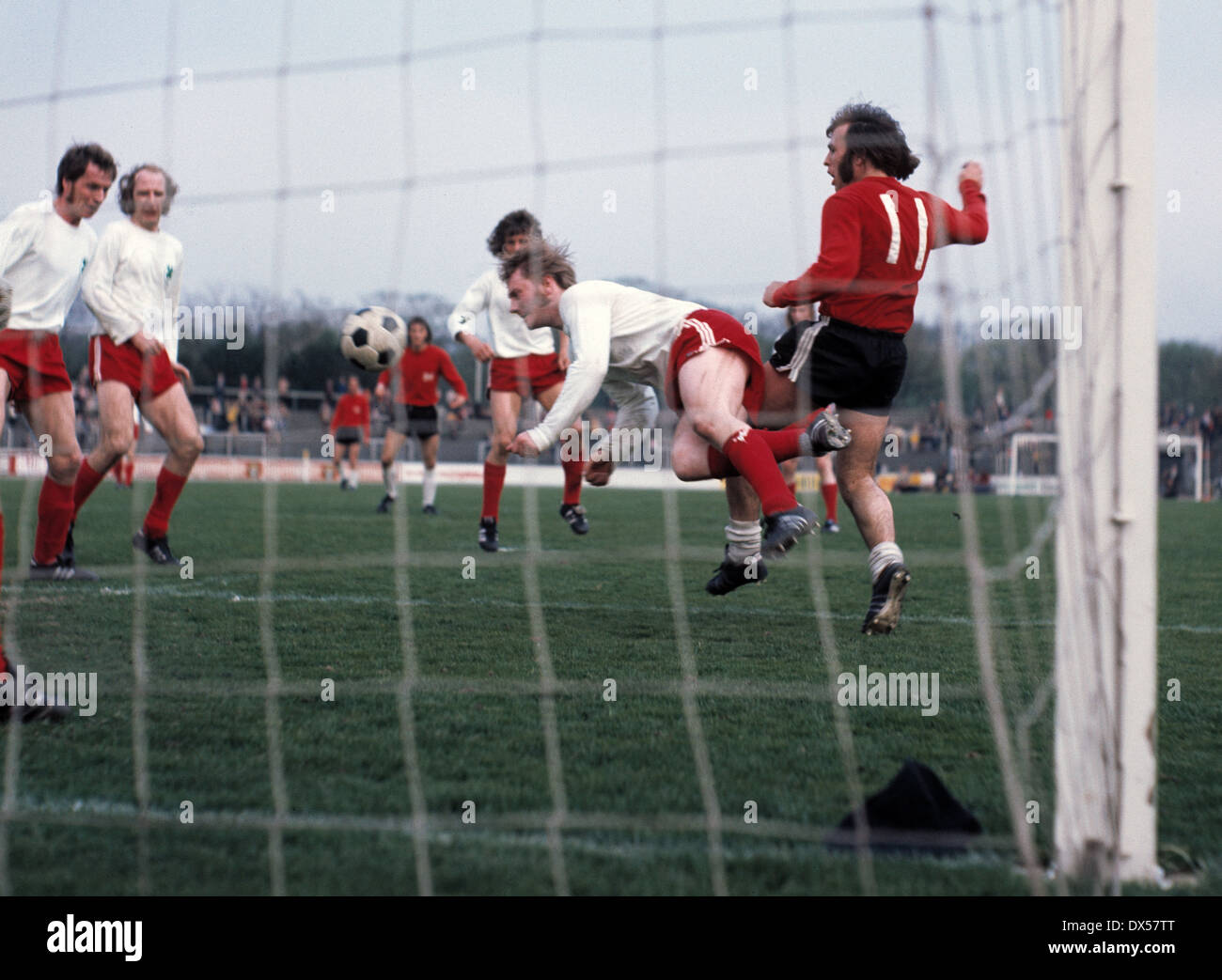 Fußball, Bundesliga, 1972/1973, Niederrheinstadion, Rot Weiss Oberhausen vs. Hannover 96 1:0, Friedel Szeimies (RWO) löscht durch einen Header vor Roland Stegmayer (96) Nr. 11 Stockfoto