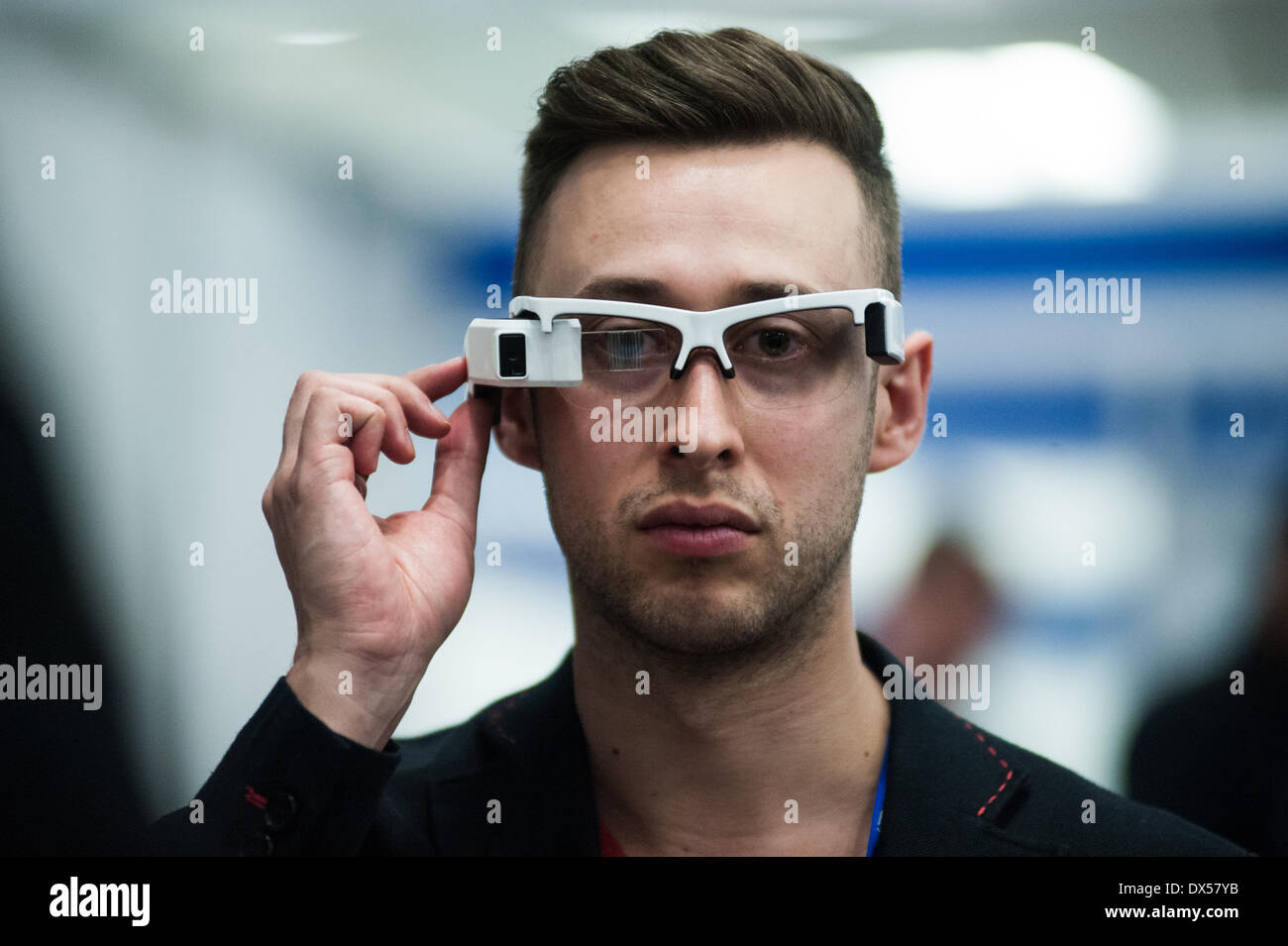 London, UK. 18. März 2014. Ein Mann trägt Datenbrillen ORA von Optinvent auf der Wearable Technology Conference bei Olympia in London Credit: Piero Cruciatti/Alamy Live News Stockfoto