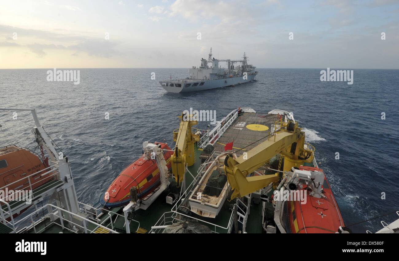Golf von Thailand, 18. März 2014. Die chinesischen Rettung Schiff "Nanhaijiu 101" Ansätze Qiandaohu umfassende Versorgungsschiff (hinten), als beide fahren Sie in Richtung Singapur, auf der Suche nach fehlenden Malaysia Airlines Flug MH370, 18. März 2014 beizutreten. 08:00 am Dienstag bestellt Chinas Ministerium für Verkehr alle chinesischen Schiffe im Golf von Thailand, für die Suche in den Gewässern Südosten der Bucht von Bengalen und in der Nähe der Sunda-Straße verlassen. Bildnachweis: Xinhua/Alamy Live-Nachrichten Stockfoto