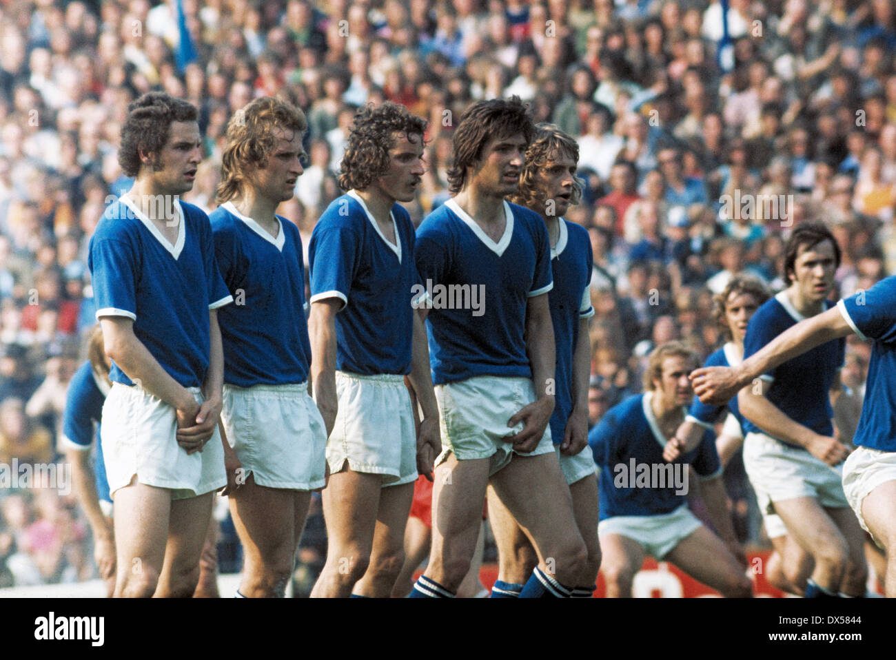 Fußball, Bundesliga, 1972/1973, Glueckaufkampfbahn Gelsenkirchen, FC Schalke 04 vs. Hamburger SV 2:0, Schalke Spieler Wand, v.l.n.r.: Hartmut Huhse, Erwin Kremers, Klaus Beverungen, Paul Holz, Juergen Klein Stockfoto