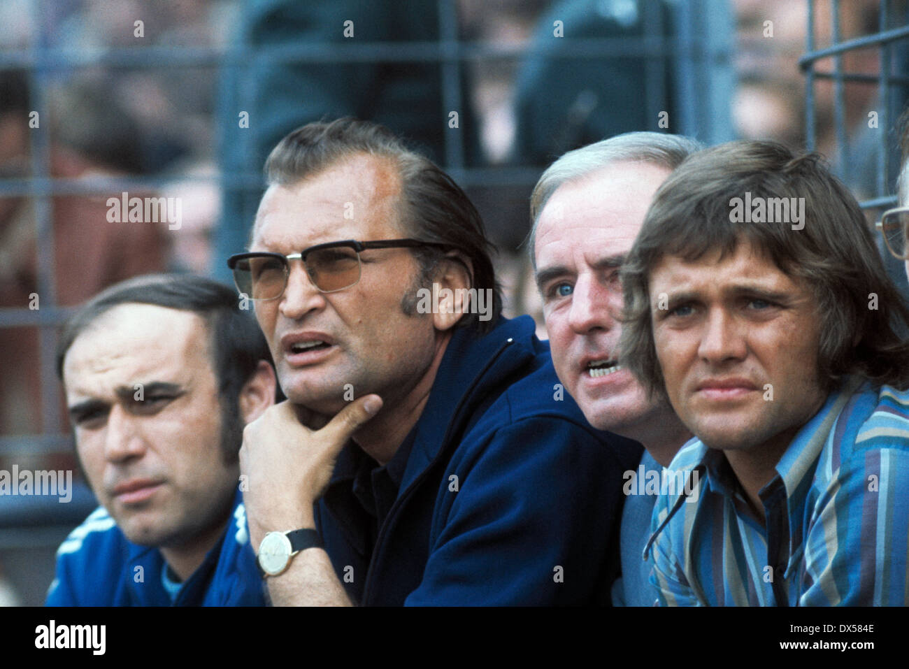 Fußball, Bundesliga, FC Schalke 04 vs. Hamburger SV 2:0, coaching Bank Schalke mit Helfer Ede Lichterfeld (1.f.l.), 1972/1973, Glueckaufkampfbahn Gelsenkirchen Trainer Ivica Horvat (2.v.l.), Co-Trainer Friedel Rausch (4.f.l.) Stockfoto