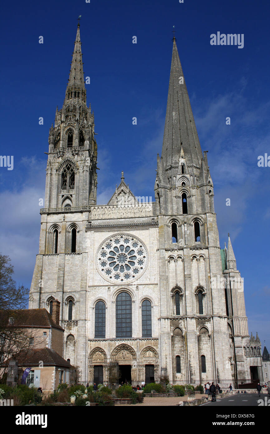 Westfassade der Kathedrale von Chartres Notre